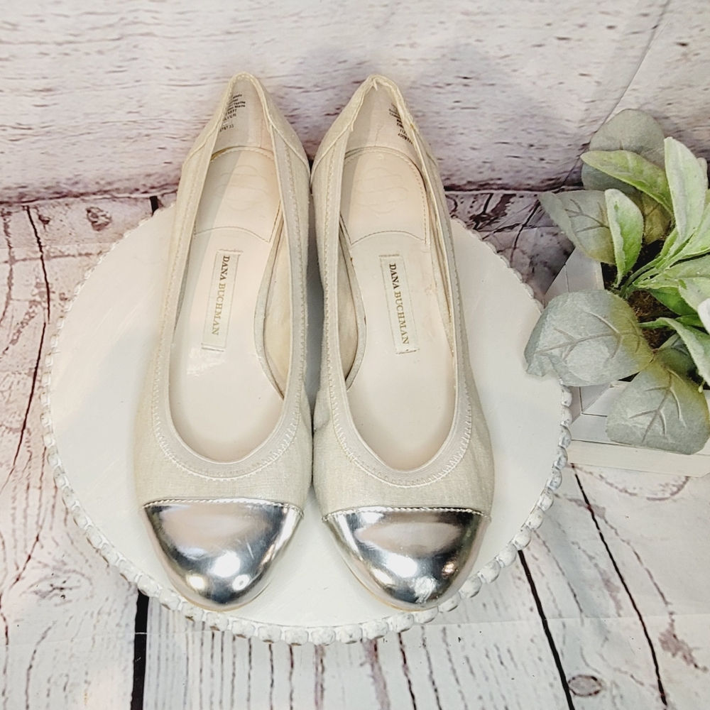 Dana Buchman DB Darby Silver  Tan/Cream Fabric Silver Capped Toe Shoe Size 8.5M